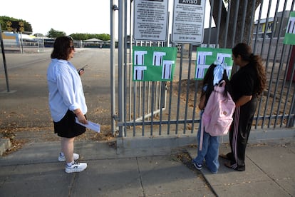 Ingrid Villeda recibe a estudiantes de la escuela primaria 93rd Street del sur de Los Ángeles.