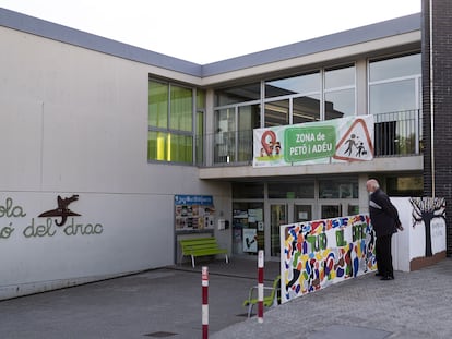 Entrada de la escuela Turo del Drac, obligada a dar más horas lectivas en lengua castellana en un aula como medida cautelar por el TSJC tras la petición de una familia.