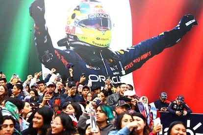 Seguidores de Sergio Pérez y la escudería Red Bull en Ciudad de México, el 25 de octubre.