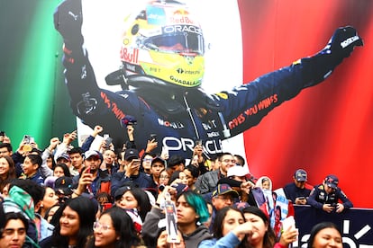 Aficionados mexicanos en el Autódromo Hermanos Rodríguez a la espera de un evento con Checo Pérez.