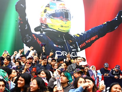 Seguidores de Sergio Pérez y la escudería Red Bull en Ciudad de México, el 25 de octubre.