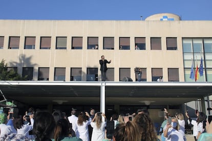 Antonio Orozco ha sorprendido con un concierto en el techo de un hospital de Melilla, donde repuntan los contagios por Covid. El cantante lo ha dedicado a todo el personal sanitario por su esfuerzo durante la pandemia.