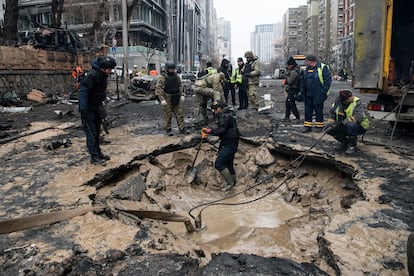 Drenaje de agua de un socavn de un ataque ruso en Kiev.