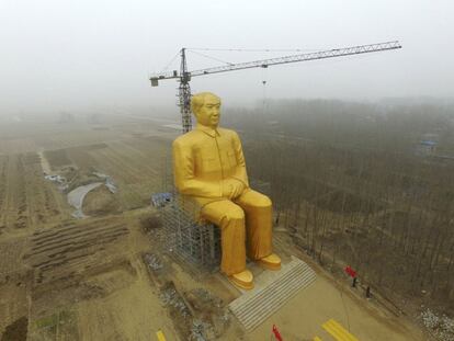 Montaje de una estatua gigante del presidente chino Mao Zedong, en unos campos de cultivo del condado de Tongxu (China).