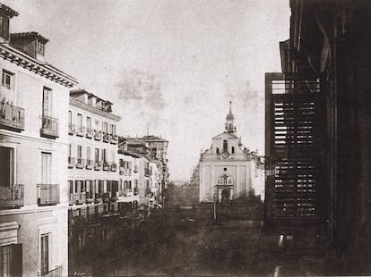 La foto más antigua que existe de la Puerta del Sol, de 1852, muestra un cruce de caminos que se ensancha en un espacio encajonado. |