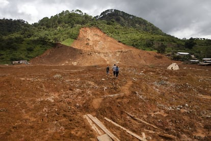 Vista general del alud de tierra que ha dejado enterrado el poblado de La Pintada, en Guerrero.