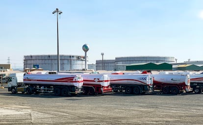 Camiones de combustible estacionados cerca de los silos en la instalación petrolera de Saudi Aramco en la ciudad de Jeddah en el Mar Rojo de Arabia Saudí, este martes.