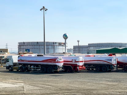 Camiones de combustible estacionados cerca de los silos en la instalación petrolera de Saudi Aramco en la ciudad de Jeddah en el Mar Rojo de Arabia Saudí, este martes.