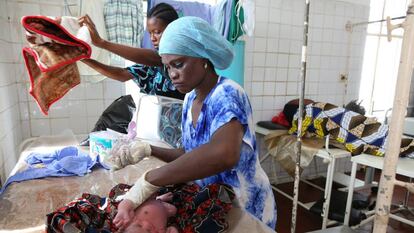 Una enfermera limpia a un reci&eacute;n nacido en la maternidad de un hospital de Sierra Leona.