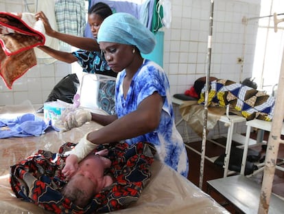 Una enfermera limpia a un reci&eacute;n nacido en la maternidad de un hospital de Sierra Leona.