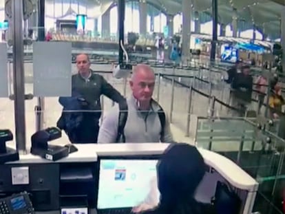 Michael L. Taylor y Georg-Antoine Zayek, en diciembre de 2019 en una imagen de seguridad del aeropuerto de Estambul.