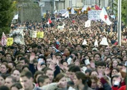 Santiago de Compostela se ha convertido en la protagonista de las jornadas de protesta contra la LOU. Unas 16.000 personas se manifestaron por sus calles, la manifestación más numerosa. (EFE)