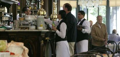 Trabajadores en una cafeter&iacute;a de Madrid.