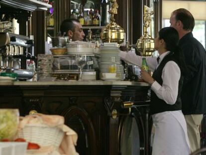 Trabajadores en una cafeter&iacute;a de Madrid.