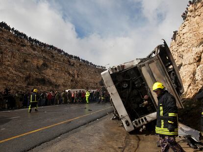 Servicios de rescate palestinos e israelíes en Cisjordania, tras el accidente de autobús en el que perdieron la vida seis niños y un profesor el 16 de febrero de 2012 y que da lugar al libro 'Un día en la vida de Abed Salama'.