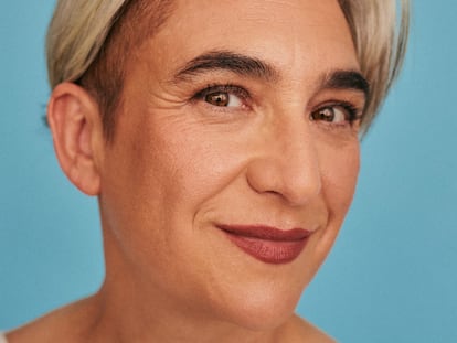 Junio de 2025 - Reportaje sobre el orgullo bisexual - ©Caterina Barjau ----PIEFOTO---- Ada Colau, política, 51 años. La exalcaldesa de Barcelona y activista dejó la primera línea política, pero no la política. Le parece muy importante visibilizar realidades vinculadas con el feminismo y los derechos LGTBIQ+. “Los que nos precedieron arriesgaron sus vidas para que hoy tengamos derechos y libertades”.