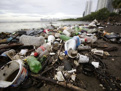 Bahía de Panamá con basura y residuos hoy, martes 23 de octubre de 2018, en Ciudad de Panamá.