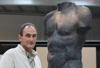 Pedro Txillida, ayer, junto a la escultura Torso masculino, realizada en la empresa Alfa Arte.