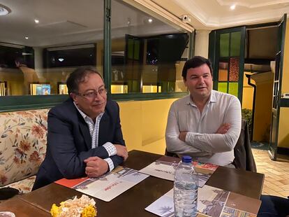 El candidato presidencial colombiano Gustavo Petro se reúne con el economista francés Thomas Piketty