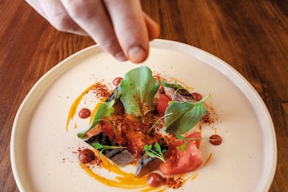 Mario Sánchez prepara una ensalada de tomate rosa con caballa curada en sal.