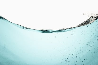 <p>Al agua de mar, que también se vende embotellada en los estantes de algunos herbolarios, hay quien le atribuye propiedades curativas por sus oligoelementos y minerales. Conviene no olvidar que su contenido en sal triplica la concentración del agua dulce y que <a href="http://www.aecosan.msssi.gob.es/AECOSAN/docs/documentos/seguridad_alimentaria/interpretaciones/biologicas/Agua_de_mar_envasada.pdf" rel="nofollow" target="_blank">y que se contempla su uso para la limpieza de alimentos o para la cocina</a>, según la Agencia Española de Seguridad Alimentaria y Nutrición (Aecosan).</p> <p>"Se han escrito libros en los que se habla de una dieta —la del delfín— que predica que el agua del mar otorga un supuesto 'poder equilibrante basado en el ADN marino", cuenta Escorihuela. "Las sales son indispensables para mantener los procesos bioquímicos de nuestro cuerpo, pero no significa que el agua de mar tenga efectos positivos para la salud.</p> <p>El nivel de sus sales es tan elevado ('<a href="http://pinisan.com/productos-pinisan/dermare/" rel="nofollow" target="_blank">36 gramos de sal por cada litro de agua</a>, frente a los 9 que contiene nuestro organismo', según proclaman los propios fabricantes de estas aguas, quienes recomiendan tomarla en dosis de 20 mililitros diarios diluidos en otras bebidas) que causa deshidratación, además de <strong>que aumenta la presión sanguínea alterando el ritmo cardíaco y puede causar náuseas, vómitos, diarreas, delirios y debilidad</strong>. En grandes cantidades puede causar coma y hasta la muerte", indica Escorihuela. A lo que J.M. Mulet añade que puede poner en peligro el buen funcionamiento celular.</p> <p>Otra cosa son las aguas de mar con fines gastronómicos que se pueden encontrar en los grandes supermercados, y que se usan como sustituto del condimento cristalizado. Como señala el dietista-nutricionista <a href="blogs.runners.es/saludypiernas/alex-perez/" rel="nofollow" target="_blank">Àlex Pérez</a>: "Se puede utilizar para cocinar, pero no tiene nada que ver con que posea unas propiedades curativas, sino que puede ser una alternativa para salar los alimentos interesante para algunos platos como las papas arrugadas".</p>