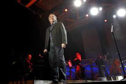 Joan Manuel Serrat, anoche en el concierto que ofreció en Elche.