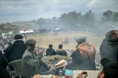 Un grupo de hombres comparten un picnic durante el festival de lucha libre Selcuk Camel, en la ciudad de Selcuk (Turquía).