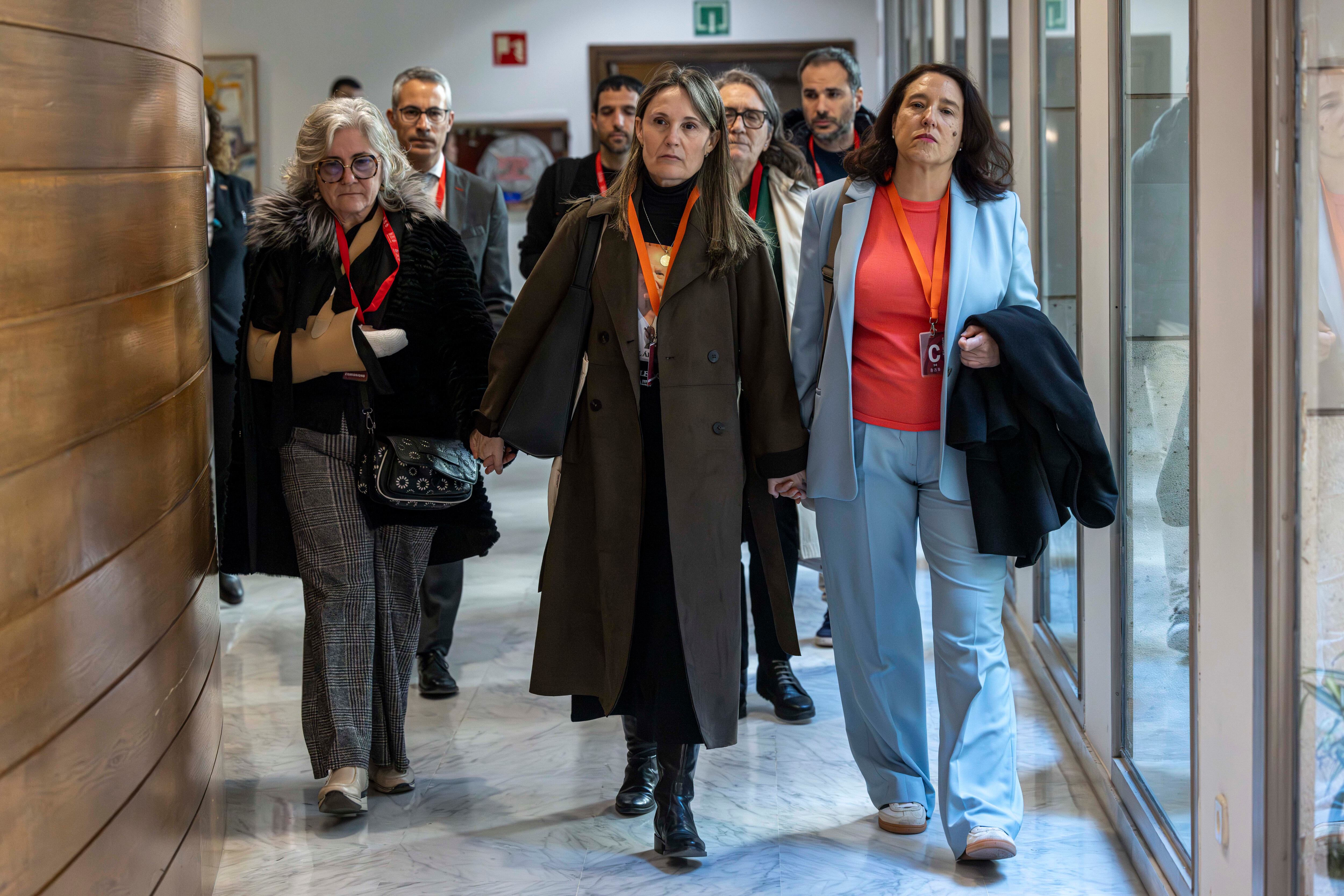 La presidenta de la Asociación de Víctimas Mortales de la DANA, Rosa Álvarez (c), a su llegada a la comisión de investigación de la dana, en Les Corts, a 24 de febrero de 2026, en Valencia.