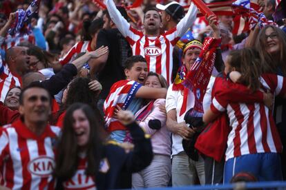 Los aficionados del Atl&eacute;tico se abrazan al ver que Godin adelanta a su equipo en el marcador.