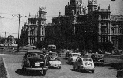 Un Seat 1400 en la madrileña plaza de Cibeles, en 1957. [Reproducción de <i>Crónica de Madrid</i>]