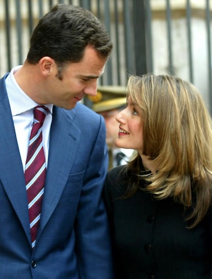 El príncipe Felipe y su entonces prometida doña Letizia, en abril de 2004 en la Catedral de Palma. Les quedaba poco más de un mes para convertirse en marido y mujer. 