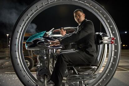 Will Smith en primer plano y Josh Brolin, en un fotograma de &#039;Men in black 3&#039;.