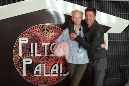 La actriz Tilda Swinton estaba de promoción de su película 'Okja' en el Pilton Palace de Glastonbury, un filme para Netflix que también ha producido Brad Pitt y posó junto a la intérprete. Al actor se le vio después en la zona reservada del festival.