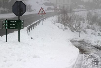 Un total de 28 equipos quitanieves estuvieron trabajando durante la noche en la retirada de nieve y la distribución de fundentes en todas las provincias, excepto en A Coruña, con un consumo total de 194 toneladas de sal y 25.000 litros de salmuera.