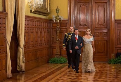 Angélica Rivera con vestido de Alejandro Carlín durante el grito de independencia