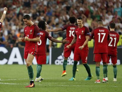 Los jugadores de Portugal celebran el fallo de Blaszczykowski.
