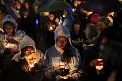 Un grupo de personas sostiene velas durante una vigilia conmemorativa del centenario de la masacre de Tulsa, en Oklahoma, EE UU. Entre el 31 de mayo y el 1 de junio de 1921, turbas de ciudadanos blancos mataron a residentes negros y quemaron sus negocios en esta ciudad.