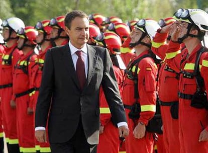 Zapatero pasa revista en Torrejón de Ardoz a los miembros de la Unidad Militar de Emergencias (UME).