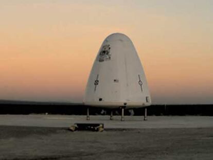 La nave de prueba Goddard antes de elevarse en el desierto tejano.