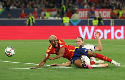El francés Adrien Rabiot, comete penalti sobre el jugador español Lamine Yamal.