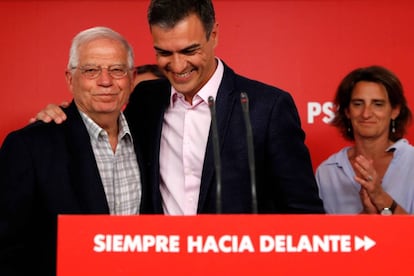 Josep Borrell y Pedro Sánchez celebran el resultado de las elecciones.