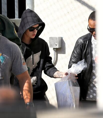 Bieber fue imputado de conducción bajo la influencia de sustancias tóxicas, alcohol y marihuana (DIU, como se conoce en EE.UU.), resistencia a la autoridad sin violencia y conducción con un carné que había expirado. En la imagen, Justin Bieber sale del correccional de Miami.