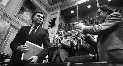 Felipe González es aplaudido en las Cortes por Alfonso Guerra y otros miembros del PSOE, tras ser proclamado oficialmente presidente del Gobierno en la sesión de investidura en el Congreso en diciembre del 82.