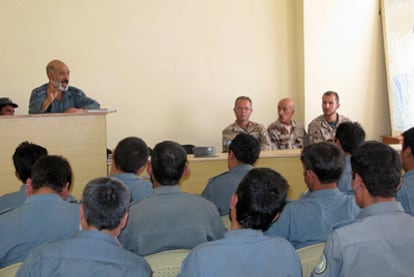 Imagen de una clase de adiestramiento de policías afganos impartida por agentes de la Guardia Civil el pasado 24 de julio.