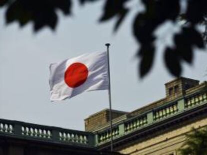 Una bandera japonesa ondea en la sede del Banco de Japón (BOJ), en Tokio. EFE/Archivo