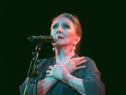María Dolores Pradera, en una actuación en el Palacio de Congresos de Madrid, en diciembre de 2000.