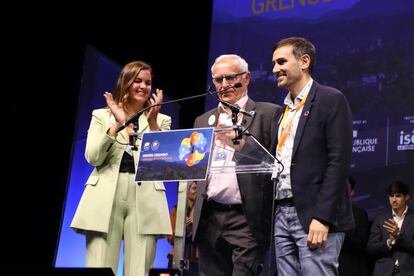 El alcalde de Valencia, Joan Ribó, y los dos vicealcaldes, Sandra Gómez y Sergi Campillo, agradecen el premio de Capital Verde Europea 2024 en Grenoble