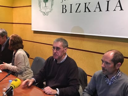 De derecha a izquierda, Paul Rios (Lokarri), Urrusolo Sistiaga y al fondo el ex responsable de Euskadiko Ezkerra, Kepa Aulestia