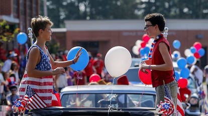 Una pareja de niños participa en un desfile celebrado con motivo del Día de la Independencia en Avondale Estates, Georgia.