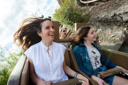 La actriz, cómica, productora y guionista Tina Fey, en una montaña rusa del parque Disney el pasado mes de marzo.